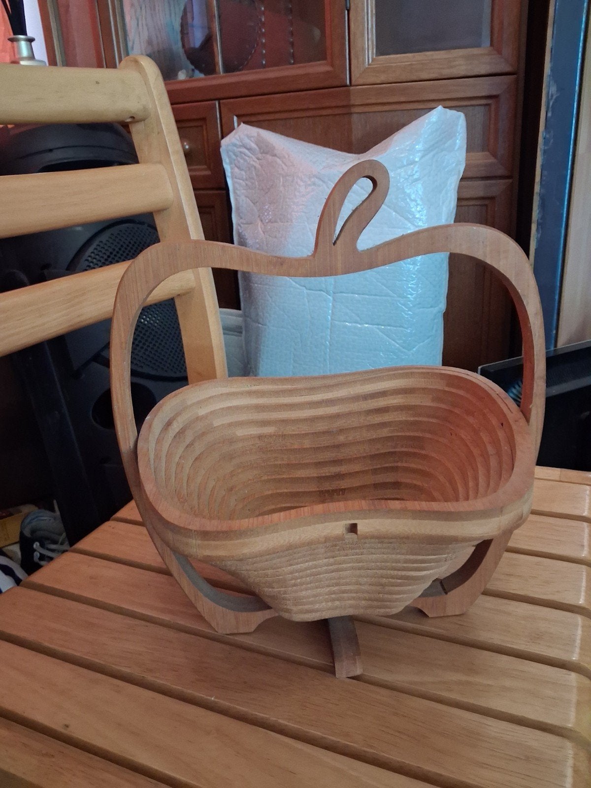 Opvouwbare houten fruitmand in appelvorm, Antiek en Kunst, Antiek | Schalen, Ophalen of Verzenden