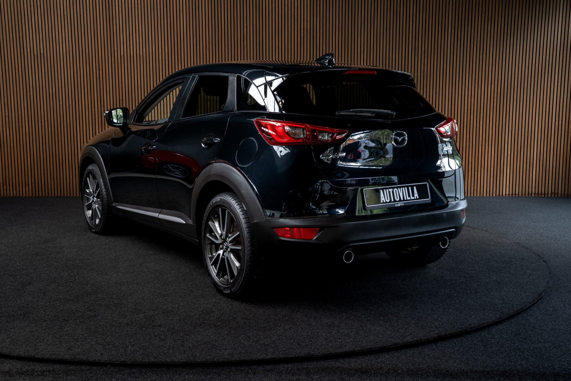 Mazda CX-3 1.5 SkyActiv-D 105 HUD Leer Bose Camera ACC Navi, Auto's, Voorwielaandrijving, Dealer onderhouden, 4 cilinders, Zwart
