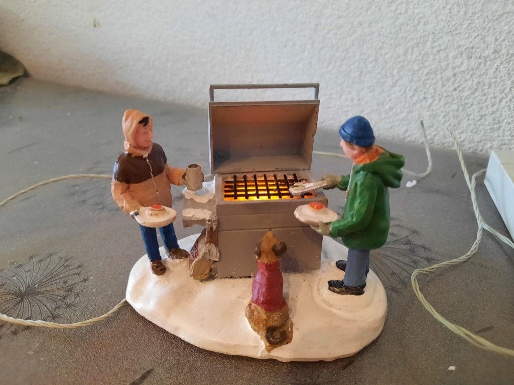 Lemax Winter Barbecue met Verlichte Grill & Hondje, Diversen, Ophalen of Verzenden, Gebruikt