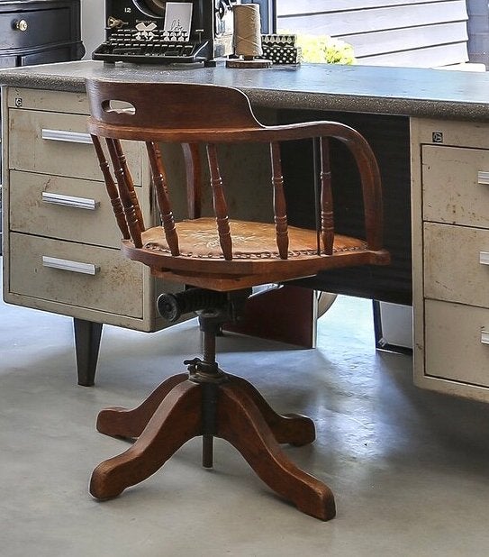 Kapitein bureau stoel, Ophalen