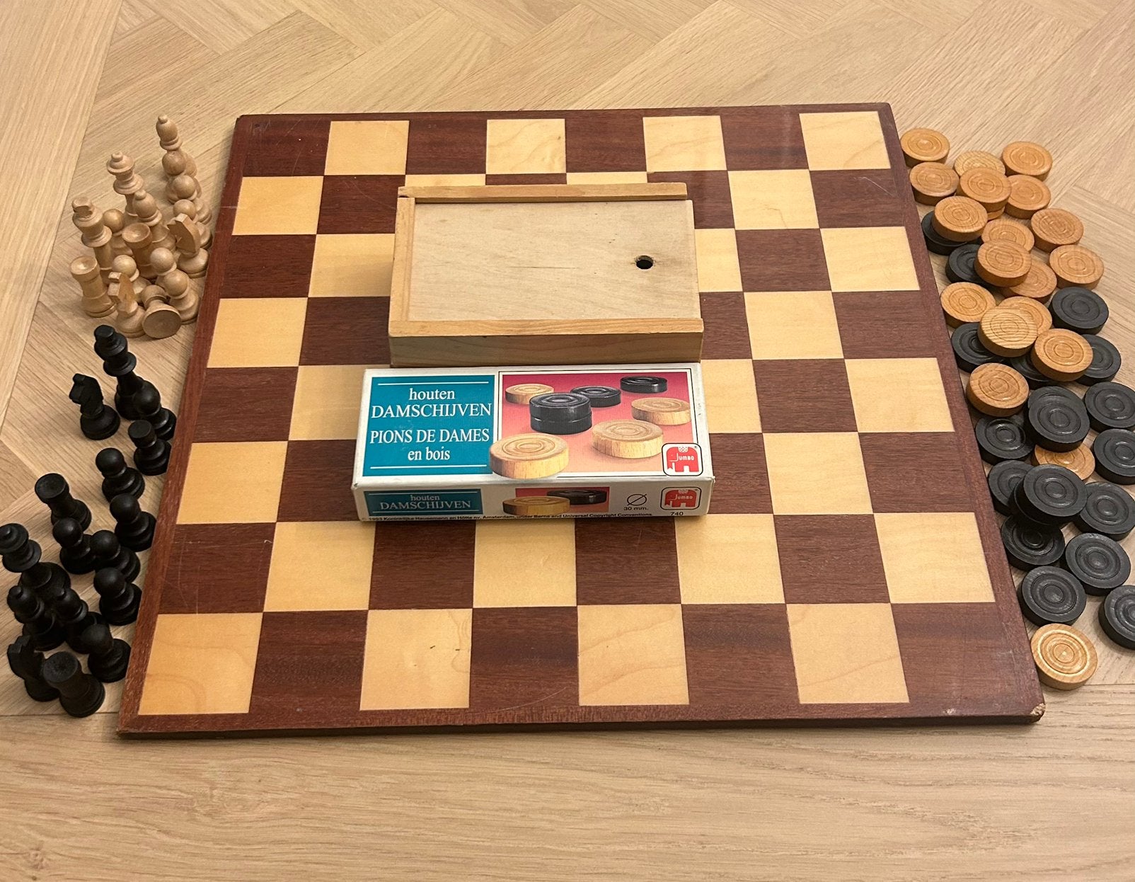 Vintage schaakspel met houten schaakstukken en damstenen, Hobby en Vrije tijd, Ophalen of Verzenden, Zo goed als nieuw