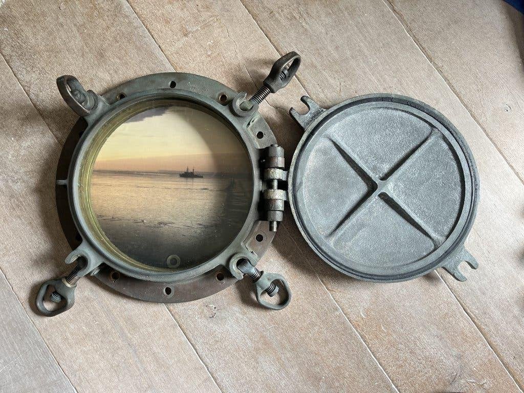 Zware ijzeren patrijspoort met glas en afbeelding, Watersport en Boten, Ophalen, Gebruikt, Overige typen