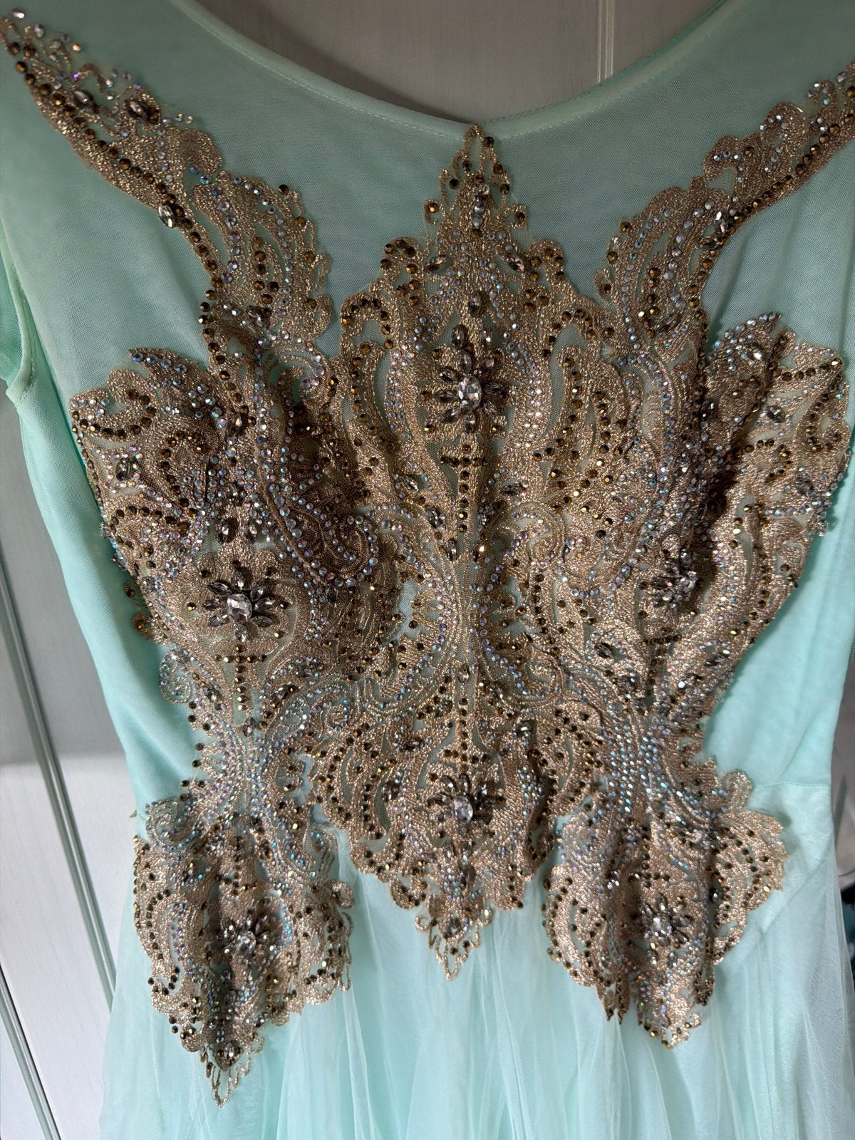 Elegante avondjurk met sleepje en borduursels, Kleding | Dames, Maat 38/40 (M), Ophalen of Verzenden, Gedragen, Onder de knie