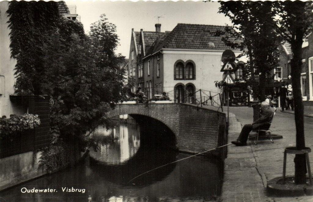 Oudewater. Visbrug - volk - ongelopen, Ophalen of Verzenden, 1960 tot 1980, Ongelopen, Utrecht
