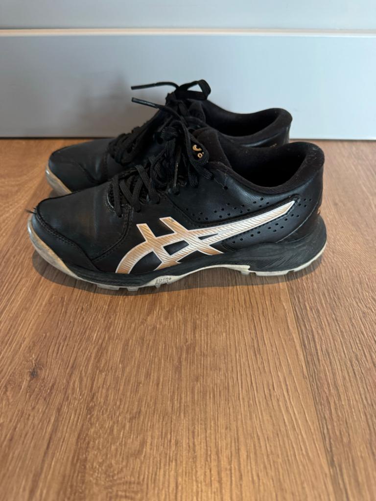 Asics korfbal/hockeyschoenen maat 34 - Zwart/Goud, Ophalen of Verzenden, Gebruikt, Schoenen