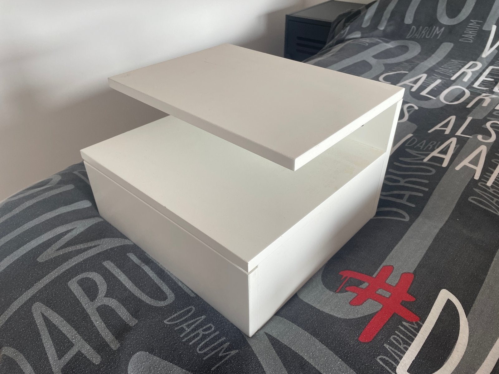 Wit nachtkastje met lade - zwevend, Ophalen, Gebruikt, 55 tot 70 cm, 45 tot 65 cm