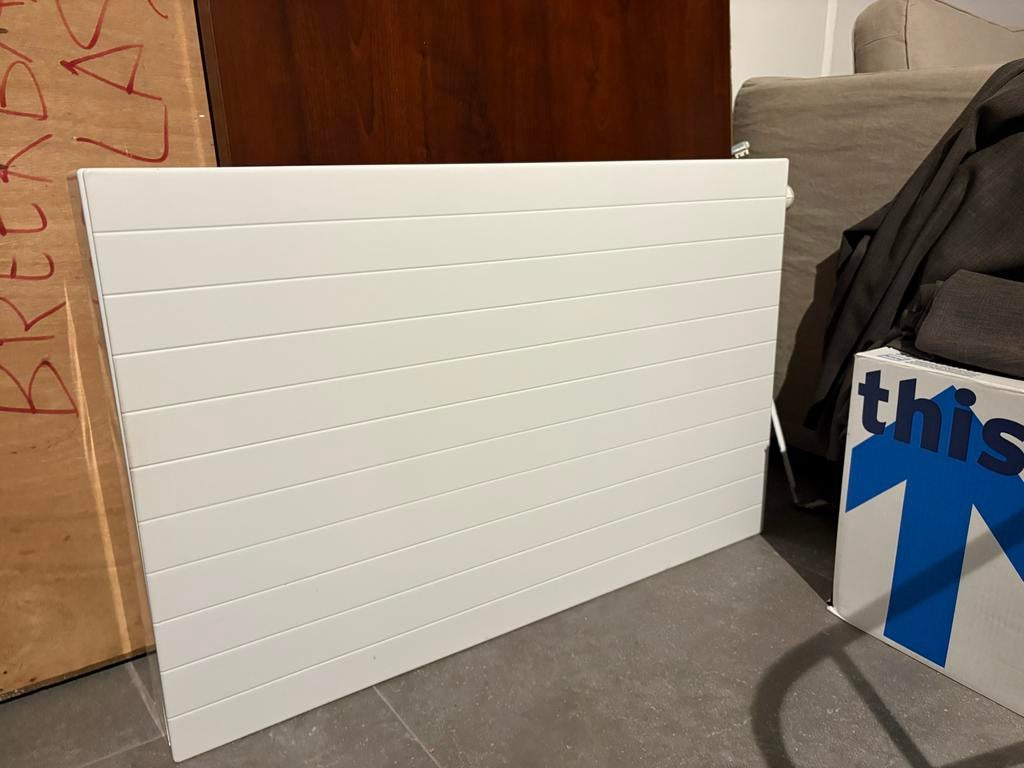Radiator met strakke metalen omkasting, Doe-het-zelf en Verbouw, Verwarming en Radiatoren, Ophalen, 30 tot 80 cm, Gebruikt, Radiator