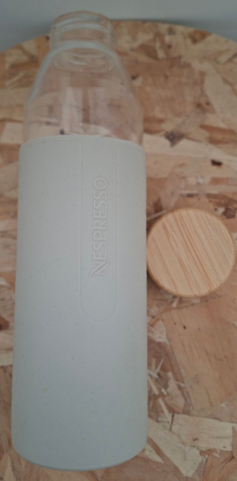 Foto 4 van Nespresso glazen waterfles met bamboe dop