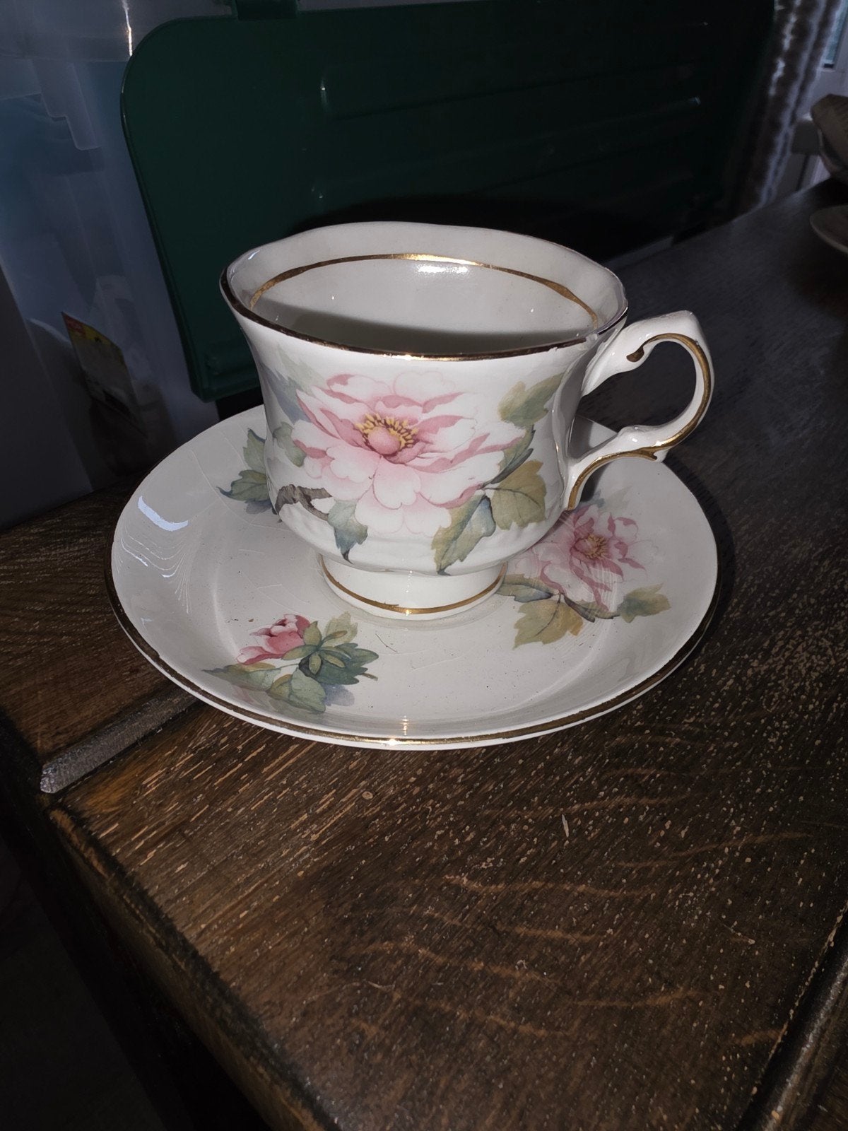 Antieke theekop en schotel met bloemmotief, Antiek en Kunst, Antiek | Servies los, Ophalen of Verzenden