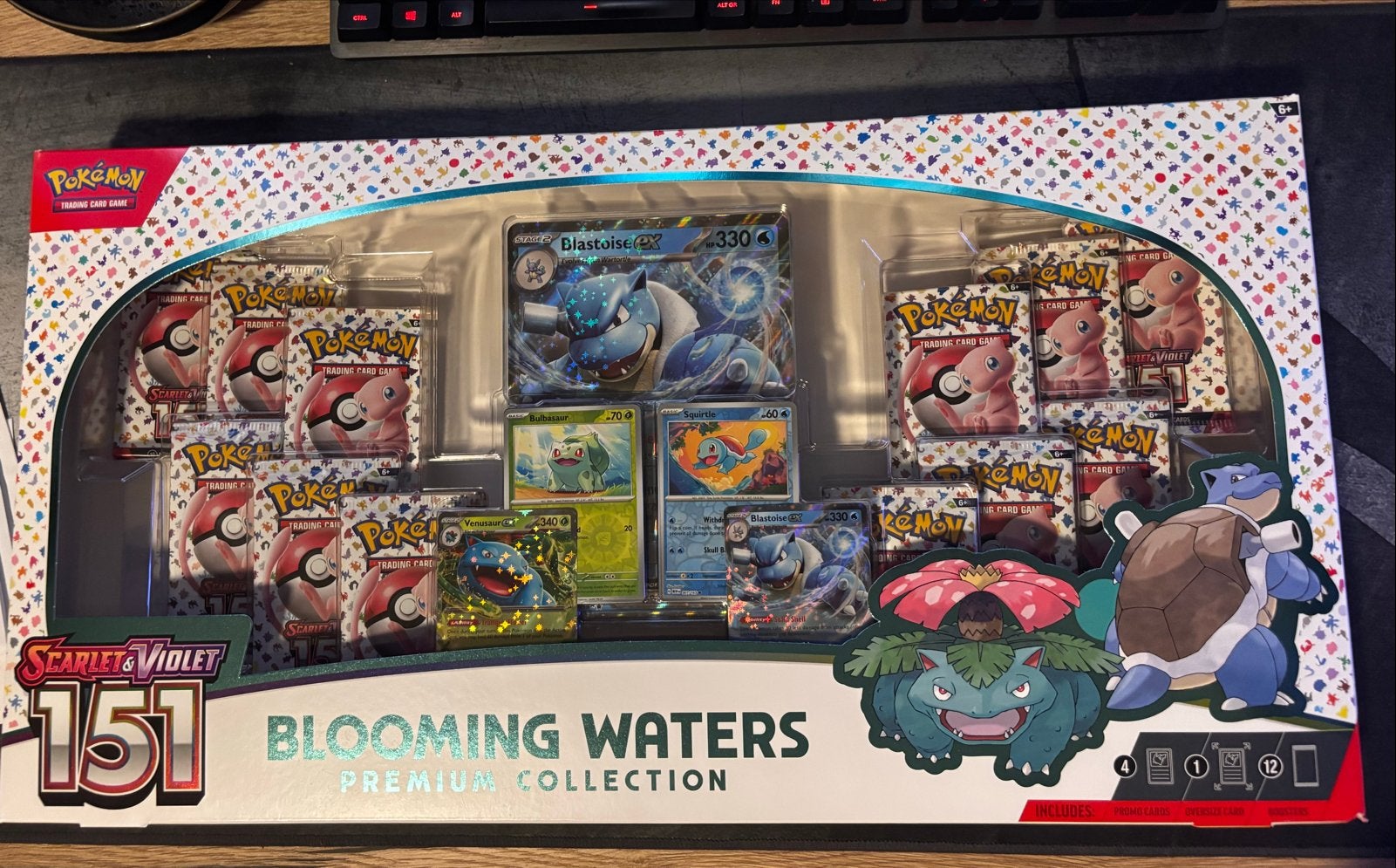 Pokémon TCG: Scarlet & Violet 151 Blooming Waters Premium, Hobby en Vrije tijd, Verzamelkaartspellen | Pokémon, Ophalen, Nieuw