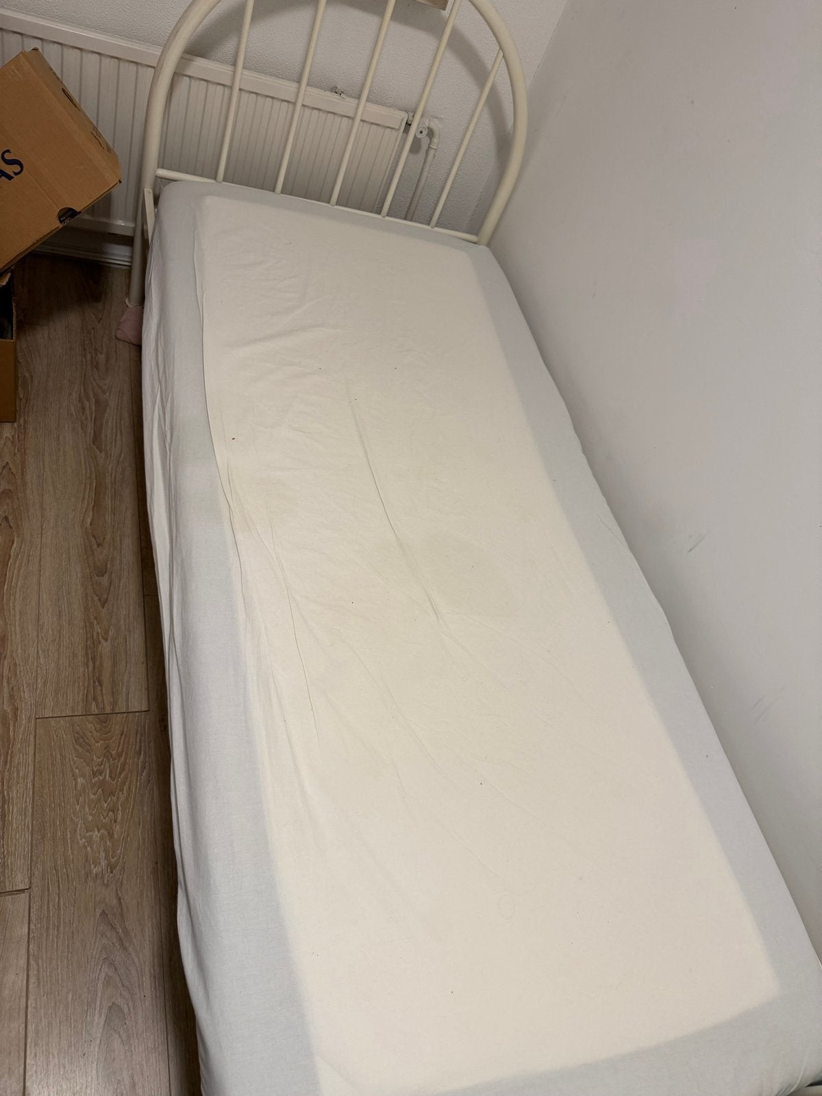 Eenpersoonsbed met ijzeren frame en lattenbodem, Huis en Inrichting, Gebruikt, Eenpersoons, Wit, Ophalen of Verzenden