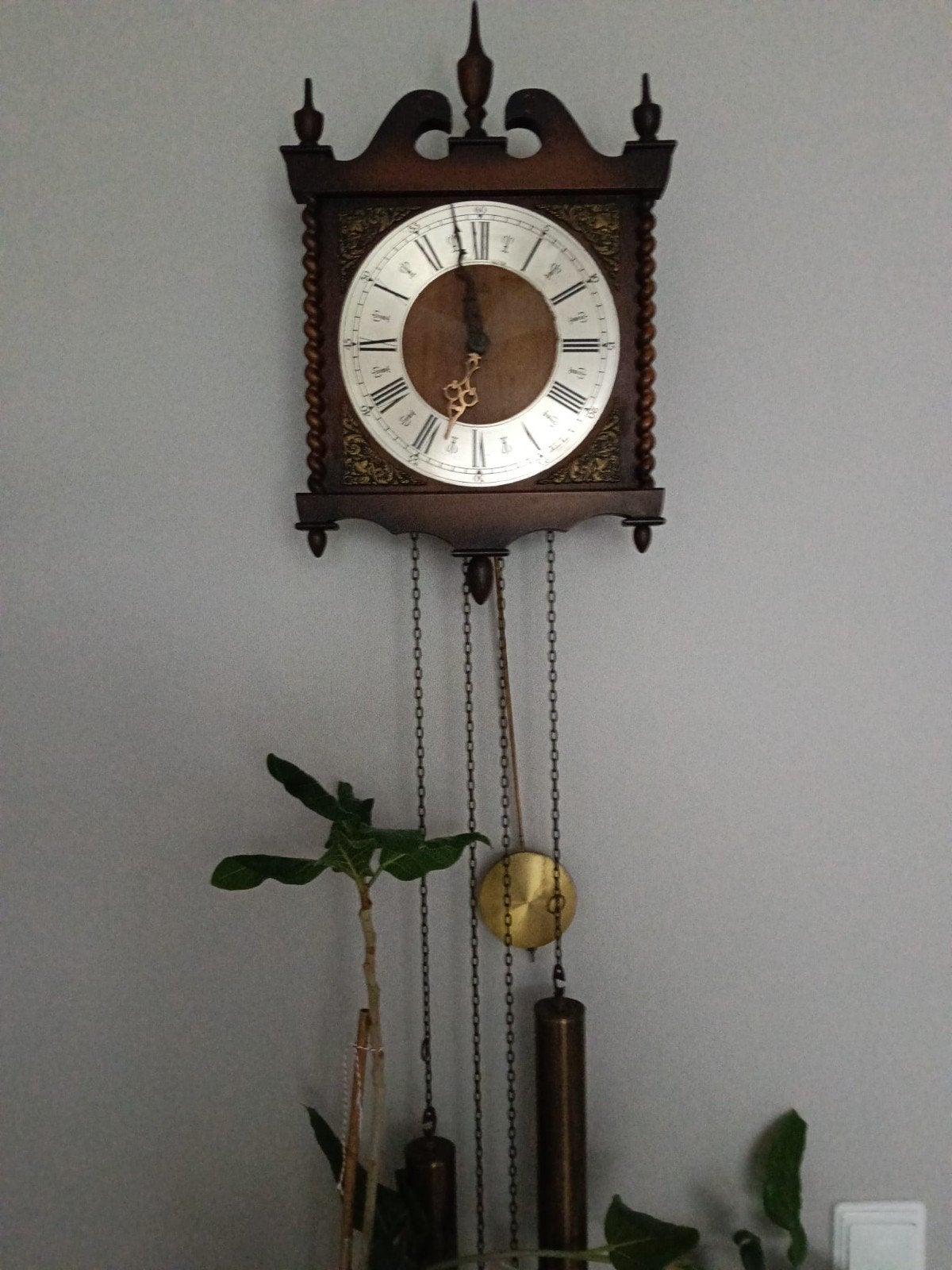 Antieke wandklok met slinger en gewichten, Ophalen