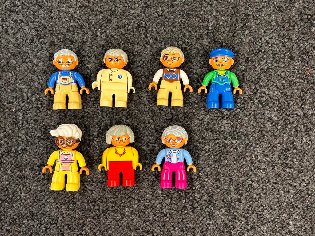 Lego duplo poppetjes opa en oma, Aastvej 1, 7190 Billund, Denemarken, Product.compliance@LEGO.com, Ophalen of Verzenden, Zo goed als nieuw