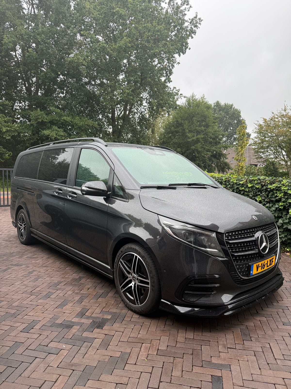 Mercedes V-klasse 300 XXL te koop nieuwstaat! B.J. 2024, Automaat, Dealer onderhouden, Lichtsensor, Zwart