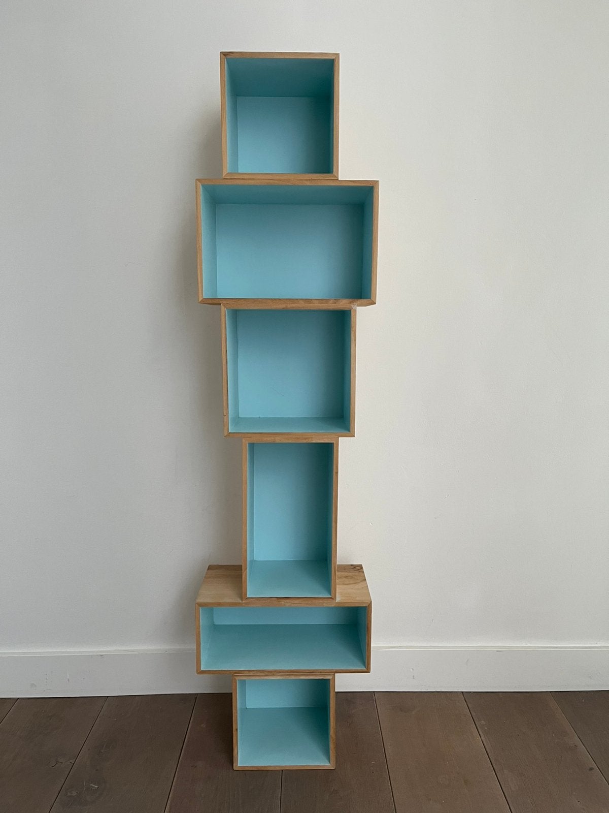 Houten wandkast met blauwe binnenzijde van VtWonen, Ophalen, Zo goed als nieuw