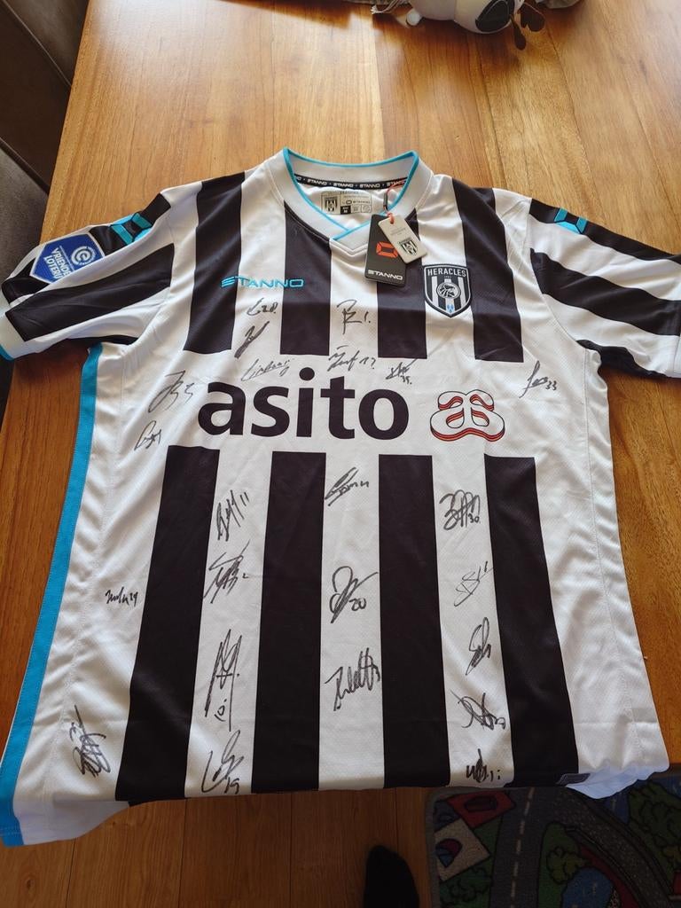 Gesigneerd Heracles Almelo thuisshirt - Maat M, Kleding | Heren, Sportkleding, Maat 48/50 (M), Zwart, Nieuw, Ophalen of Verzenden