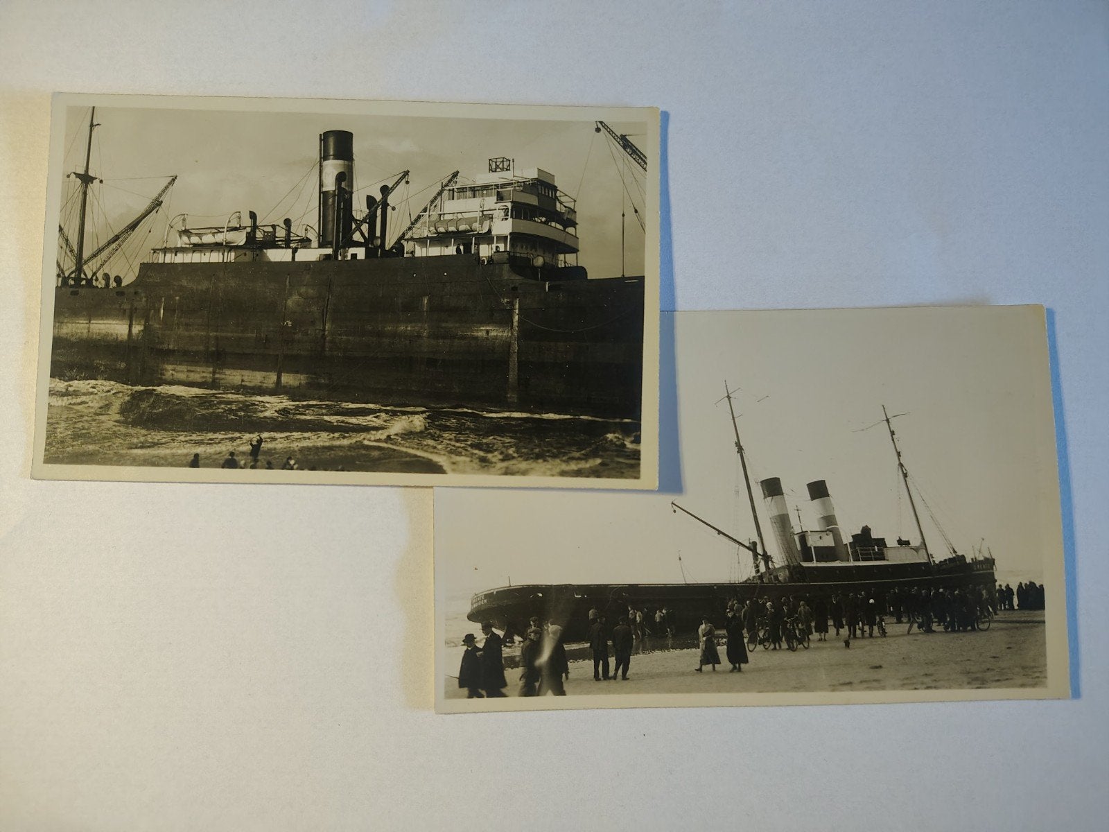 Egmond aan Zee 2 fotokaarten J.P. Jonker gestrande schepen, Verzamelen, Ansichtkaarten | Nederland, Ophalen of Verzenden, Noord-Holland