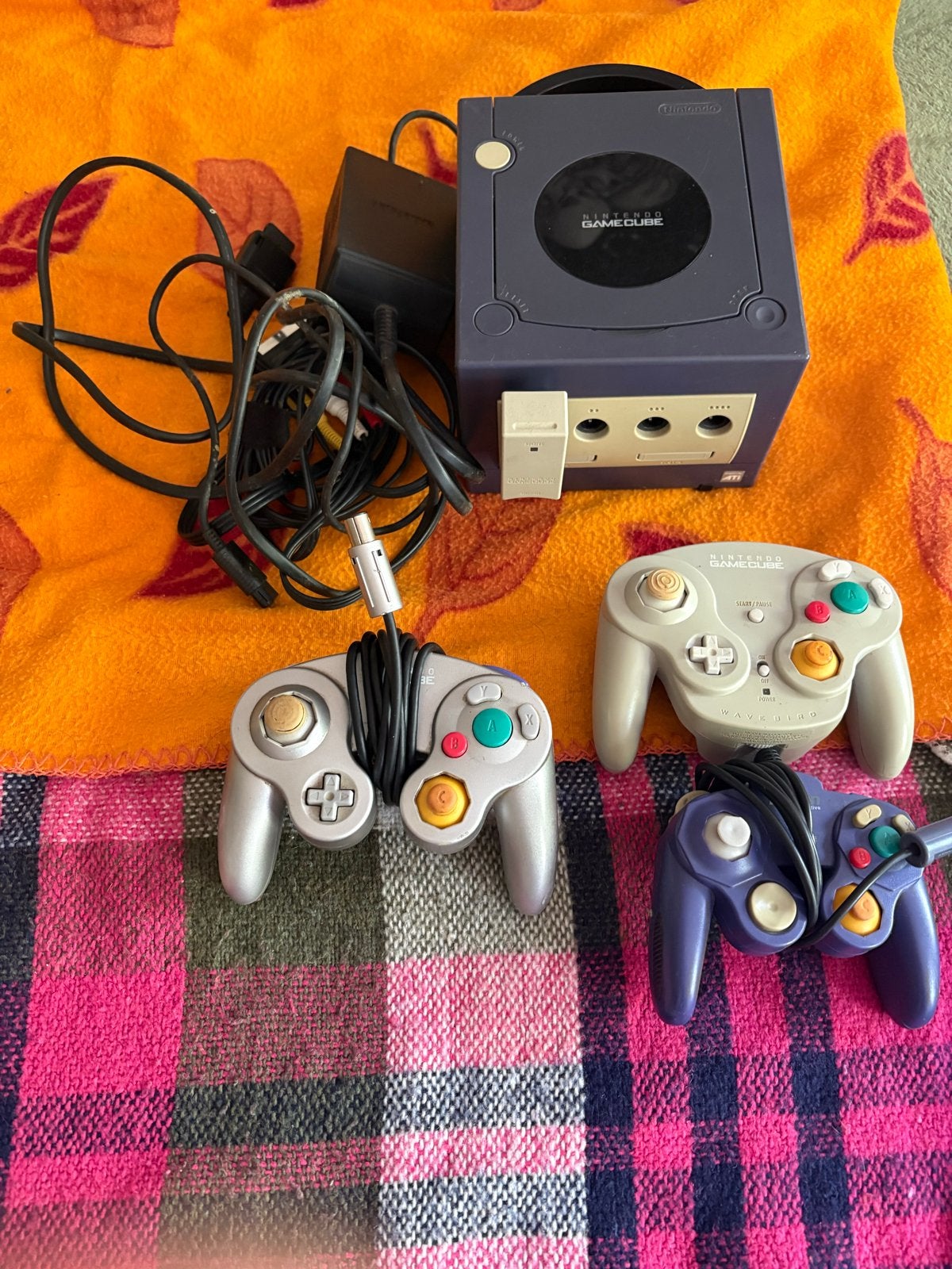 Nintendo GameCube met 2 controllers en 1 wavebird controller, Ophalen, Overige kleuren, Met 3 controllers of meer, Gebruikt