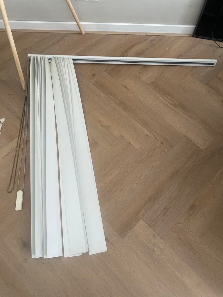 Witte verticale lamellen met rail, Ophalen, Zo goed als nieuw, Mdf, 200 tot 250 cm
