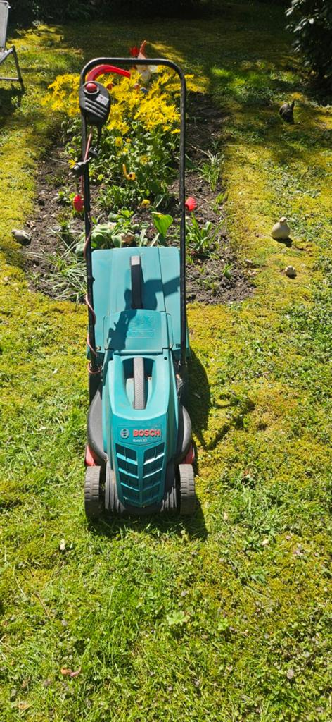 Elektrische gras.maaier .erk bosch als nieuw nu 45 euro, Ophalen of Verzenden, Zo goed als nieuw, Elektrische grasmaaier, BOSCH