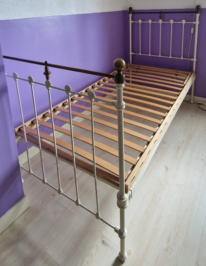 Super leuk antiek 1 persoons (kinder) bed, Ophalen