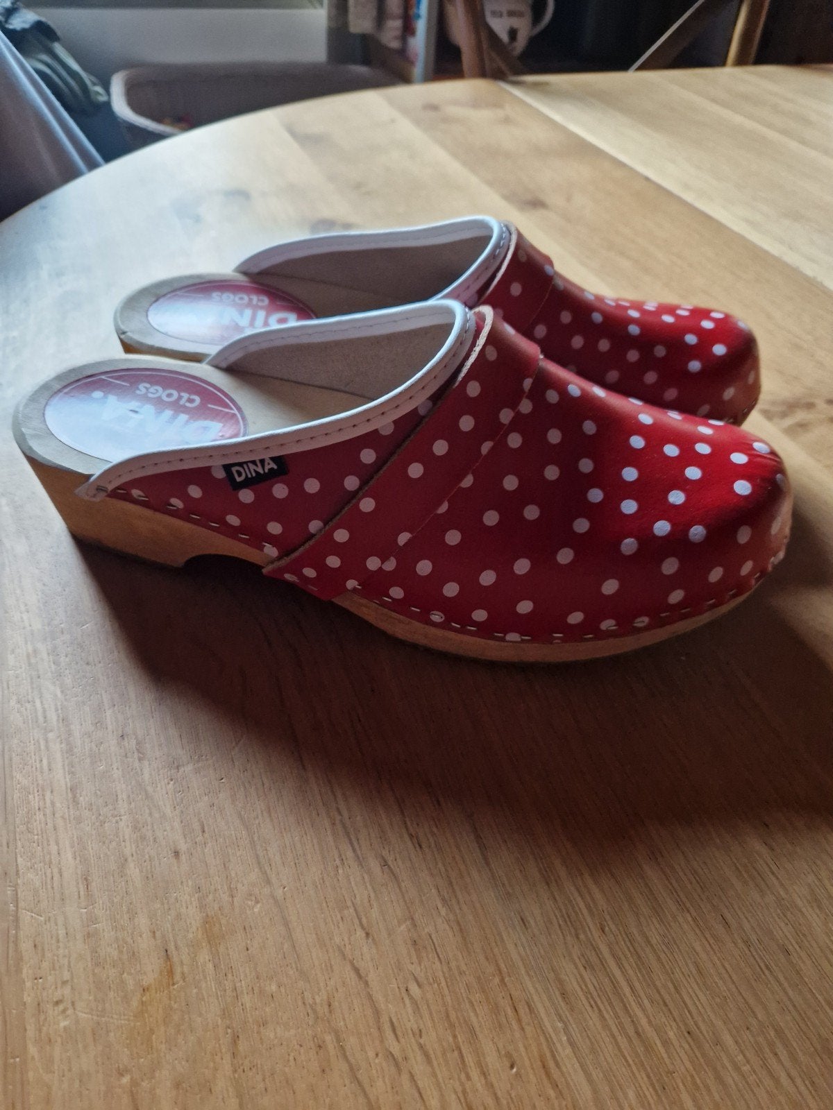 UNIEKE ROOD MET WITTE STIPPEN 🍄 POLKADOT KLOMPEN MAAT 43, Kleding | Dames, Ophalen of Verzenden, Rood
