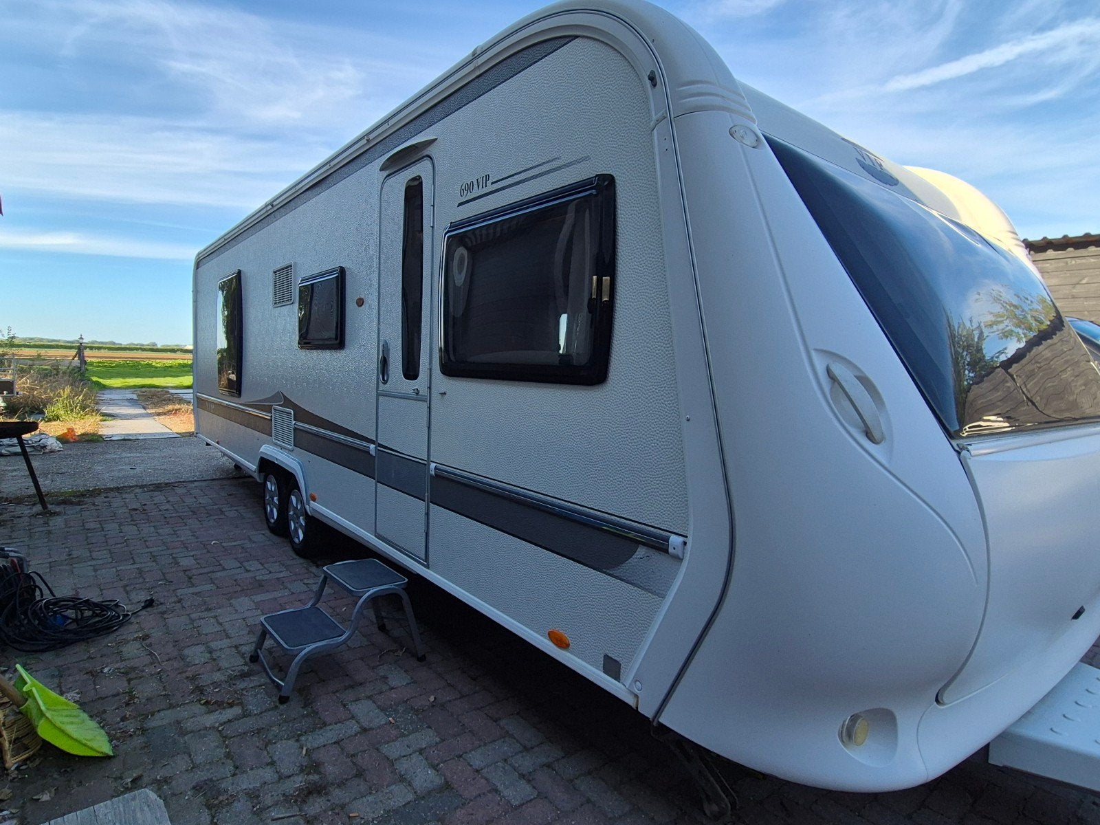Hobby VIP 690 – 2009 – Queensbed + Dorema voortent, Caravans en Kamperen, Rondzit, Hobby, Koelkast, Particulier