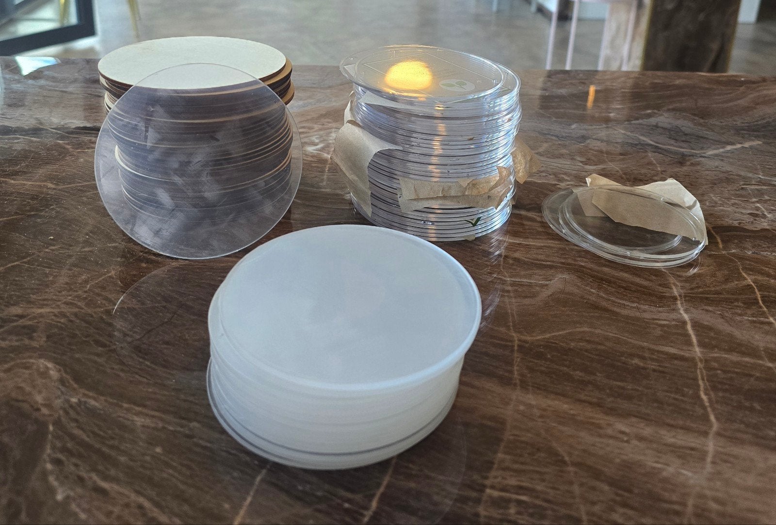 Knutselmateriaal: Houten en plastic cirkels/hartjes, Gebruikt, Overige merken, Knutselmateriaal, Wit