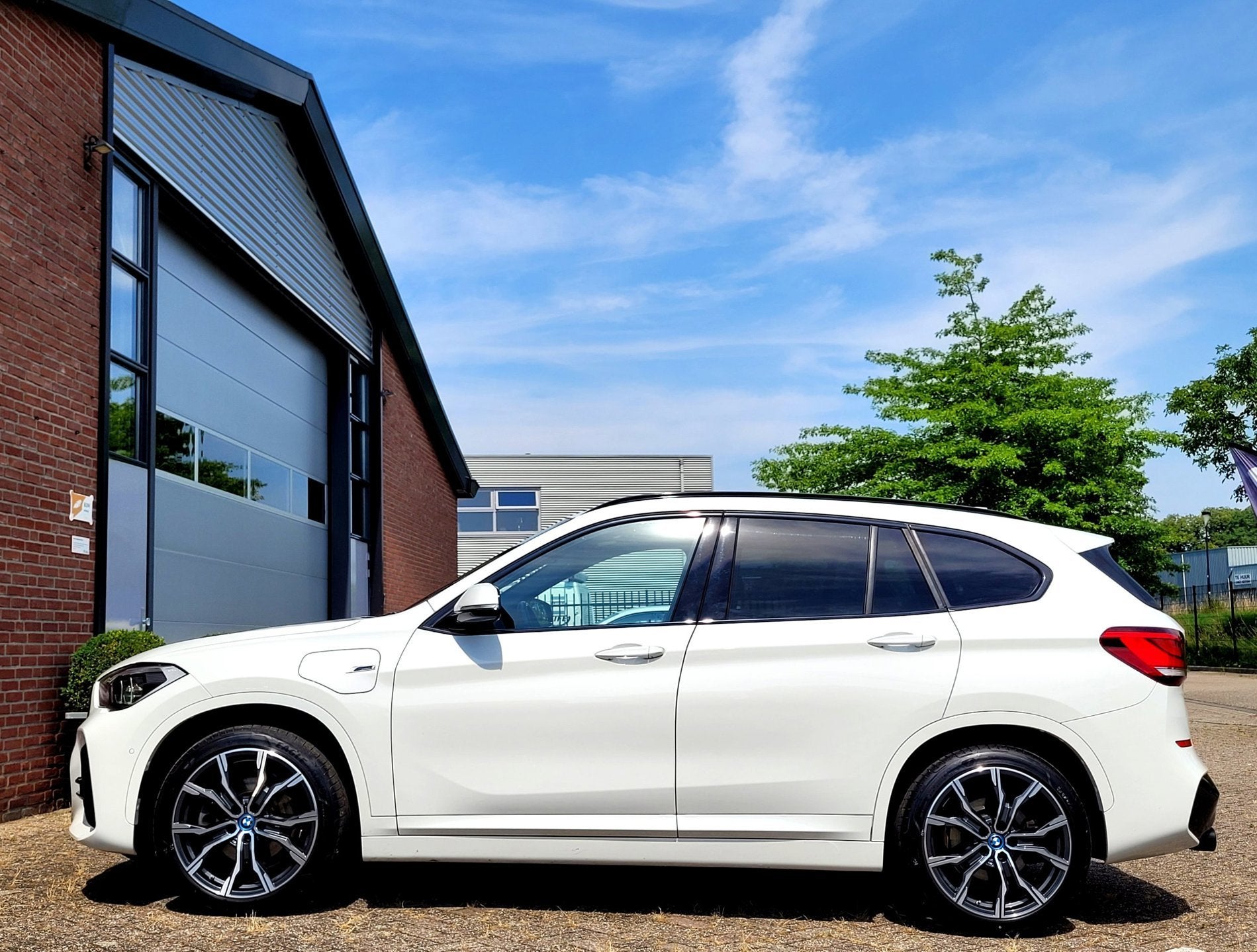 BMW X1 XDrive25e M-Sport, Camera, HiFi, Adaptive LED, 19 inc, Gebruikt, Leder en Stof, Wit, Bedrijf