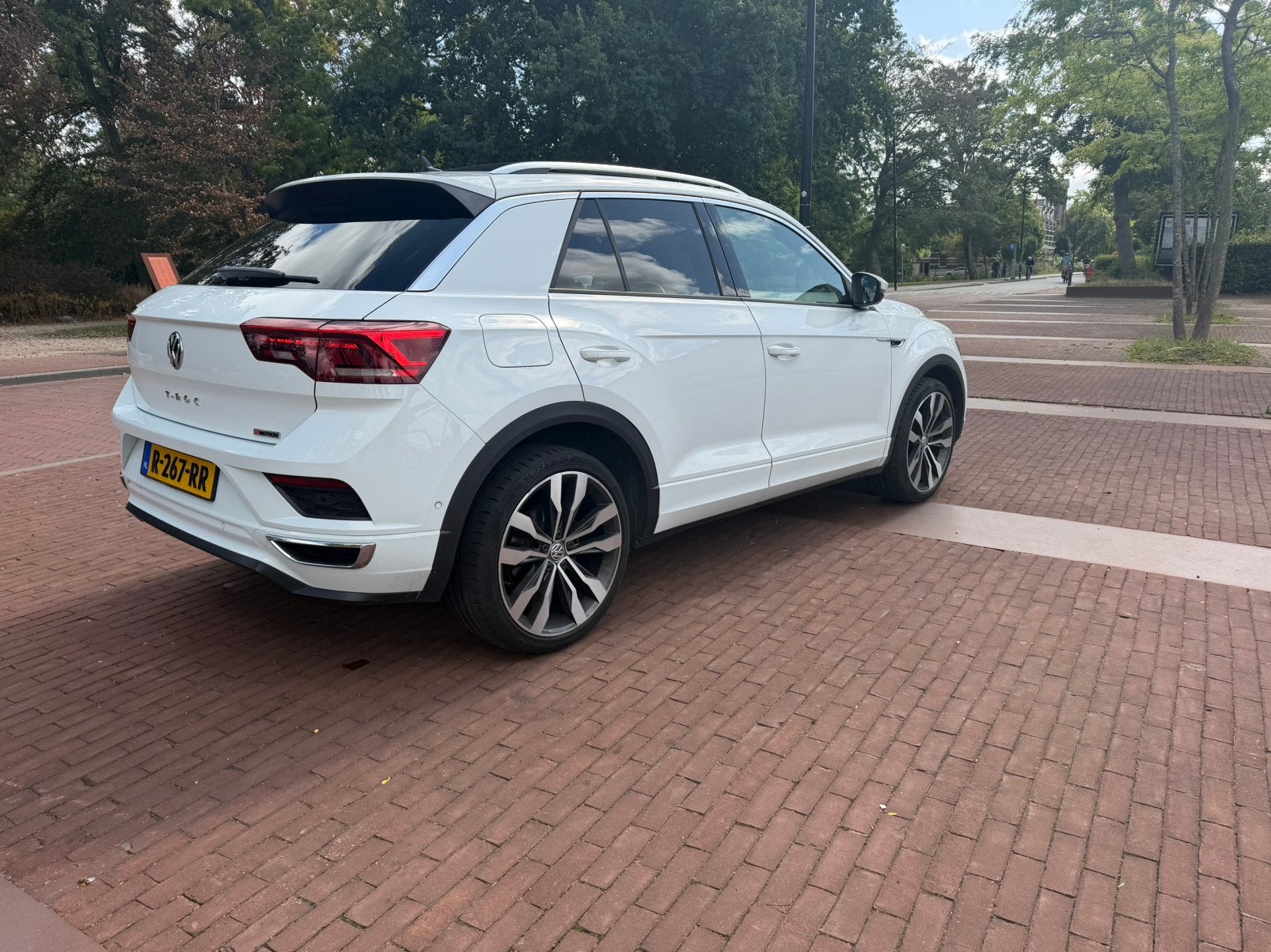 Volkswagen T-Roc R-LINE 2.0 TSI 190pk 4Motion 7-DSG 2019 Wit, Auto's, Automaat, 1984 cc, Wit, 75 €/maand