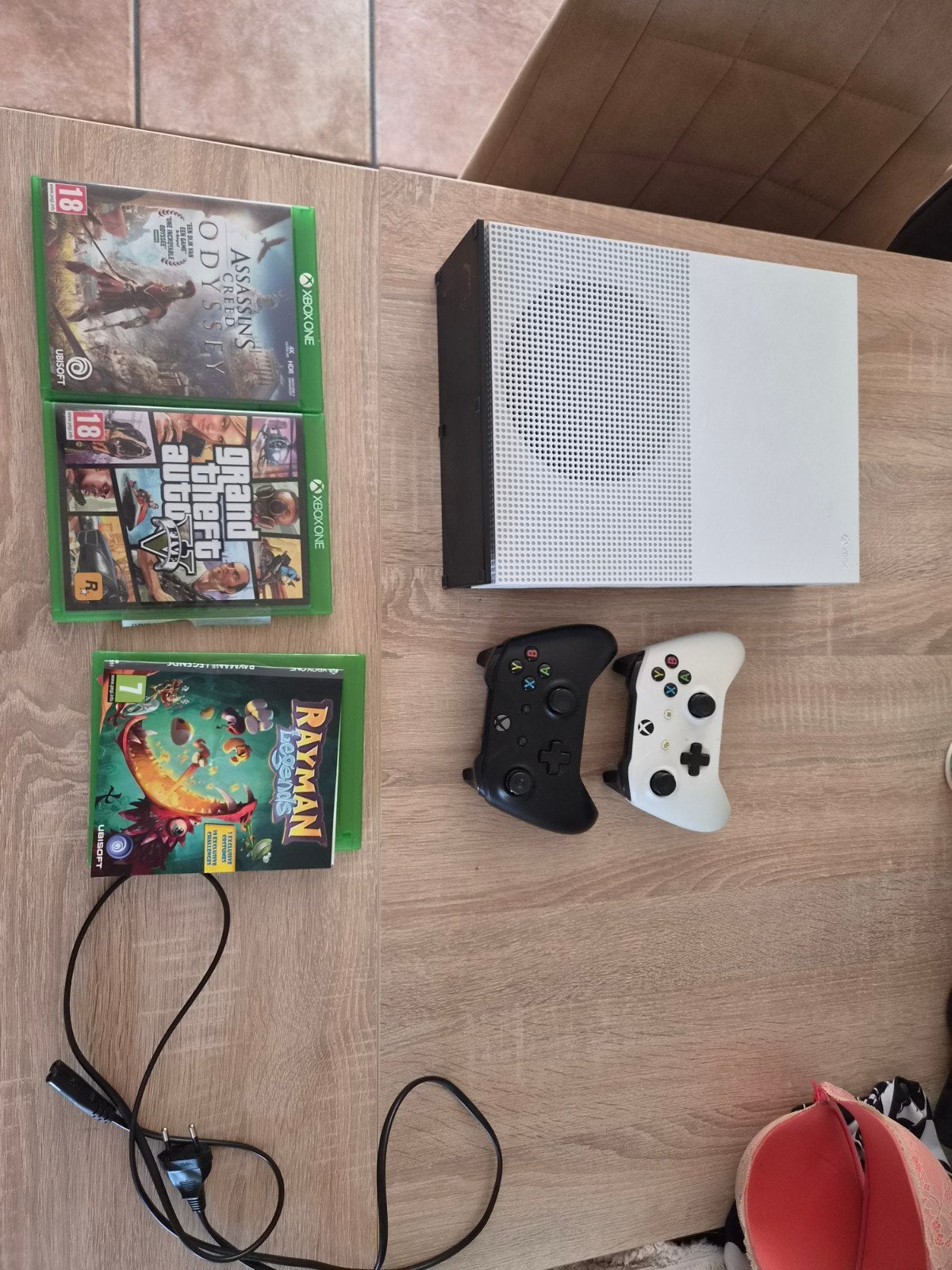 Xbox One met 2 controllers en 3 games, Ophalen of Verzenden, Gebruikt, Avontuur en Actie