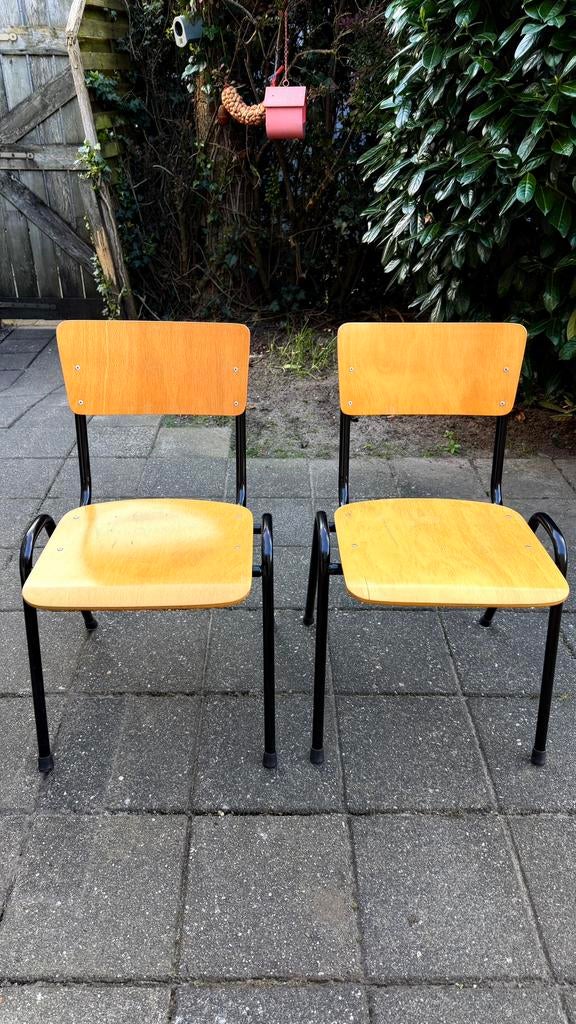 2 schoolstoelen - vintage 15,- per stoel!, Ophalen