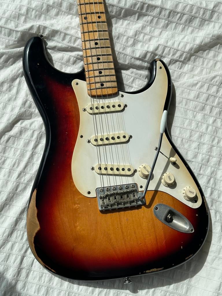 2009 Fender Road Worn 50’s Stratocaster Sunburst, Muziek en Instrumenten, Ophalen, Gebruikt, Solid body, Fender