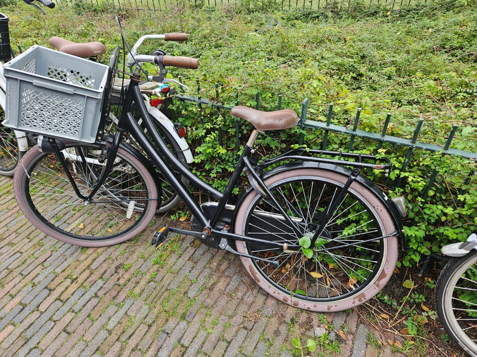Zwarte kinder fiets 26 inch met krat - verlichting defect, Ophalen, Gebruikt, Overige merken