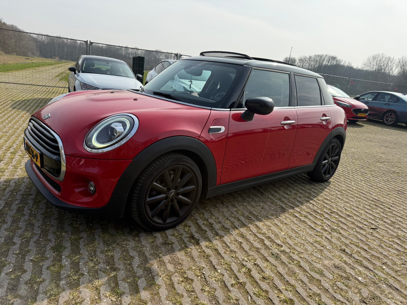 Foto 7 van Perfecte Mini Cooper 5-deurs (f55) Rood