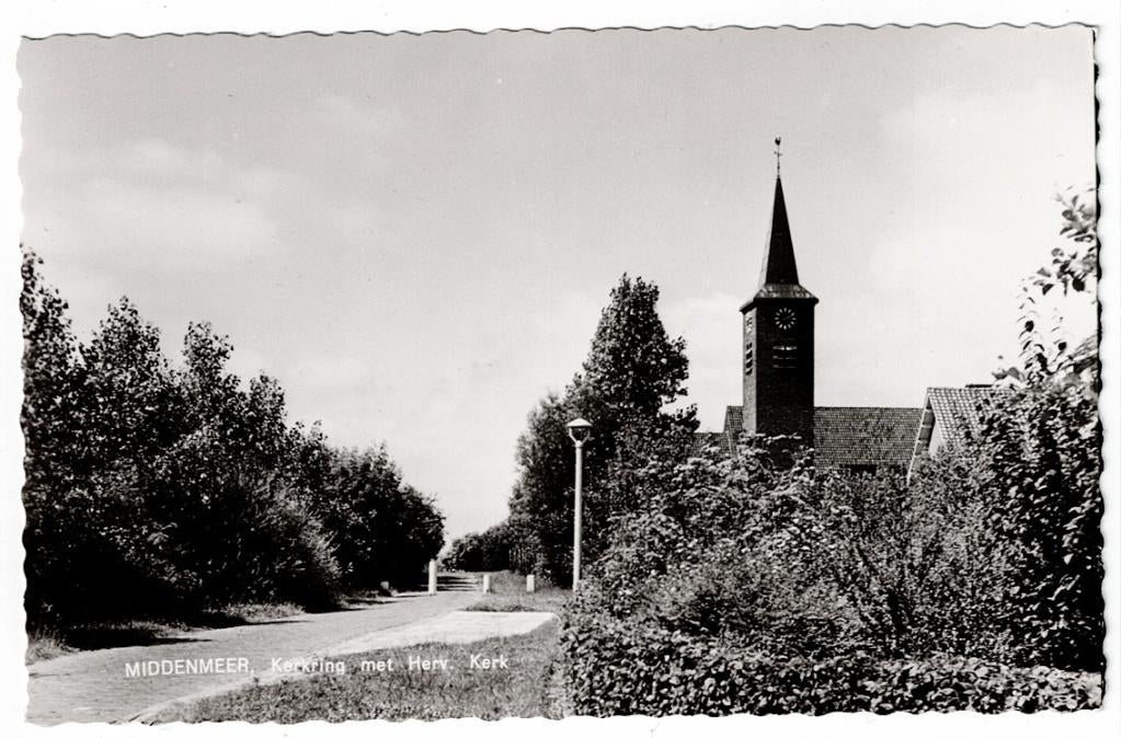 Middenmeer. Fotokaart van de Kerkring met de Herv. Kerk., Verzamelen, Ansichtkaarten | Nederland, Ophalen of Verzenden, 1940 tot 1960