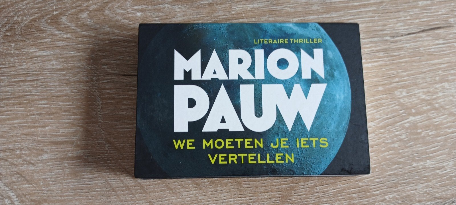 dwarsligger boek Marion Pauw We moeten je iets vertellen, Boeken, Thrillers, Ophalen of Verzenden, Zo goed als nieuw, Marion Pauw