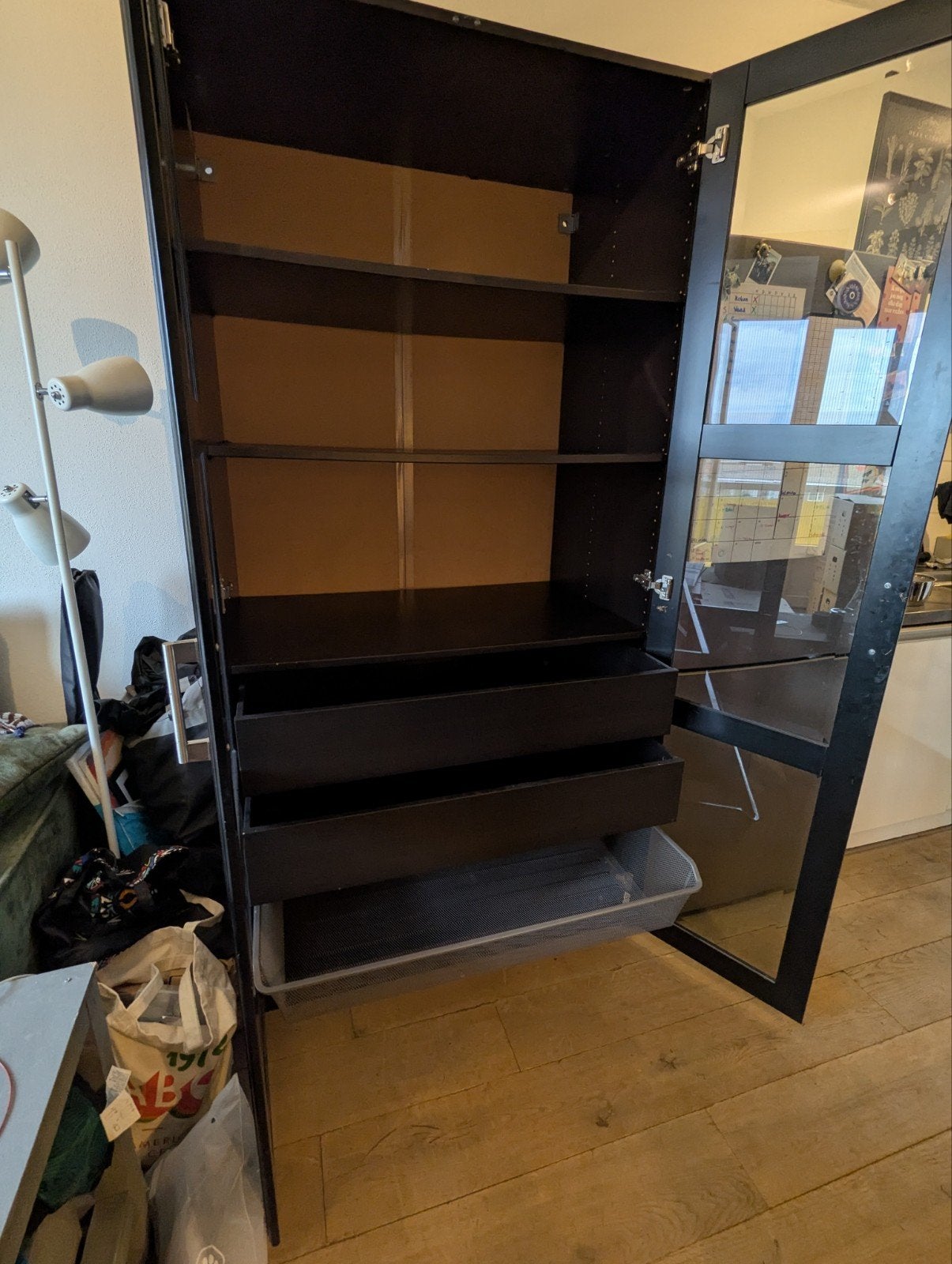 Foto 5 van IKEA Zwarte (servies)kast met glazen deuren en lades