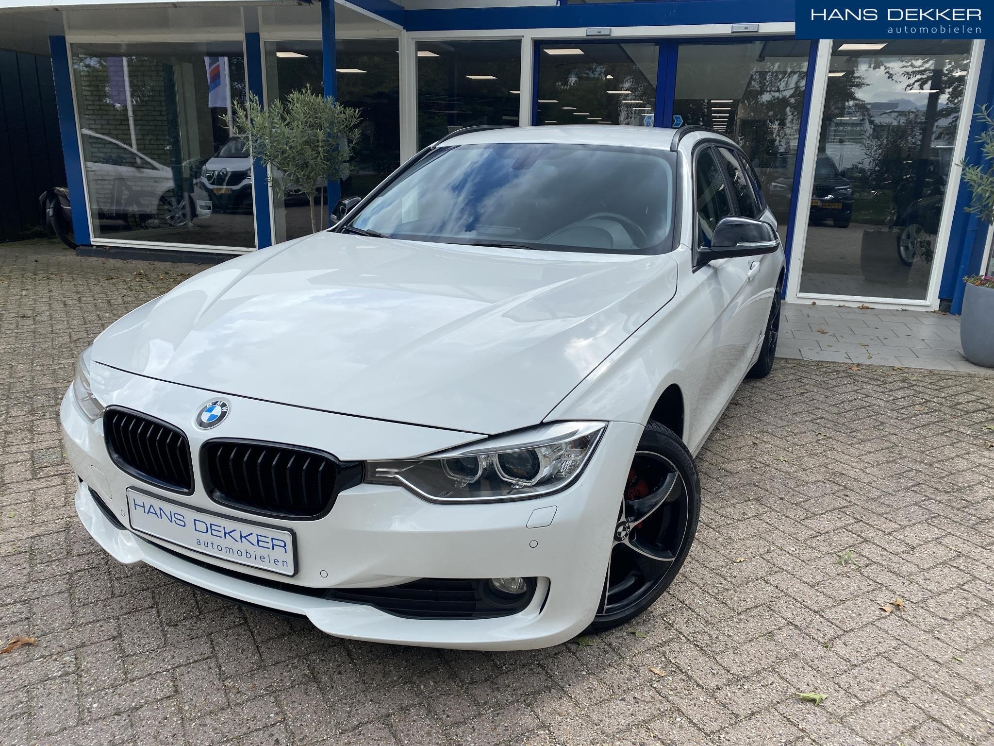 BMW 3-serie Touring 320d Luxury Line Trekhaak / Cruise contr, Auto's, Achterwielaandrijving, 4 cilinders, Wit, Leder