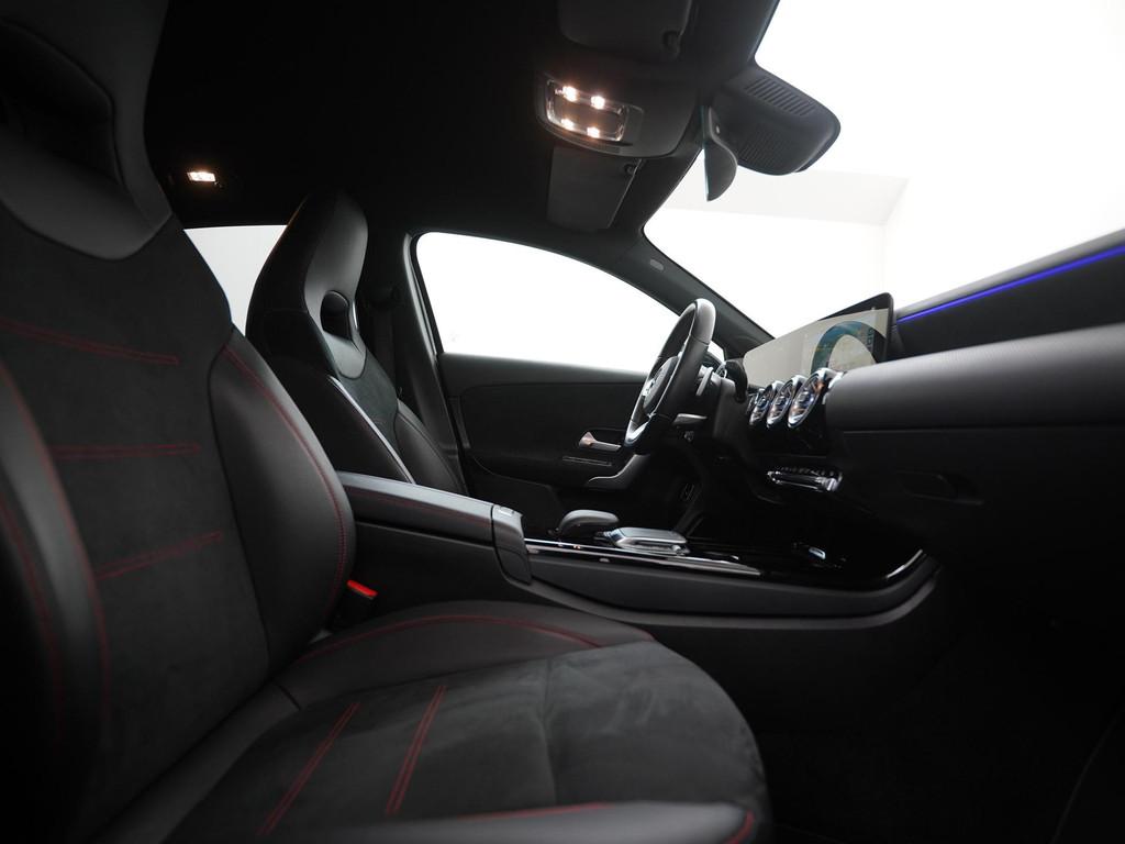 Mercedes-Benz A-klasse 250e AMG Night | Camera | Widescreen, Auto's, Mercedes-Benz, Gebruikt, 4 cilinders, Leder en Stof, Zwart