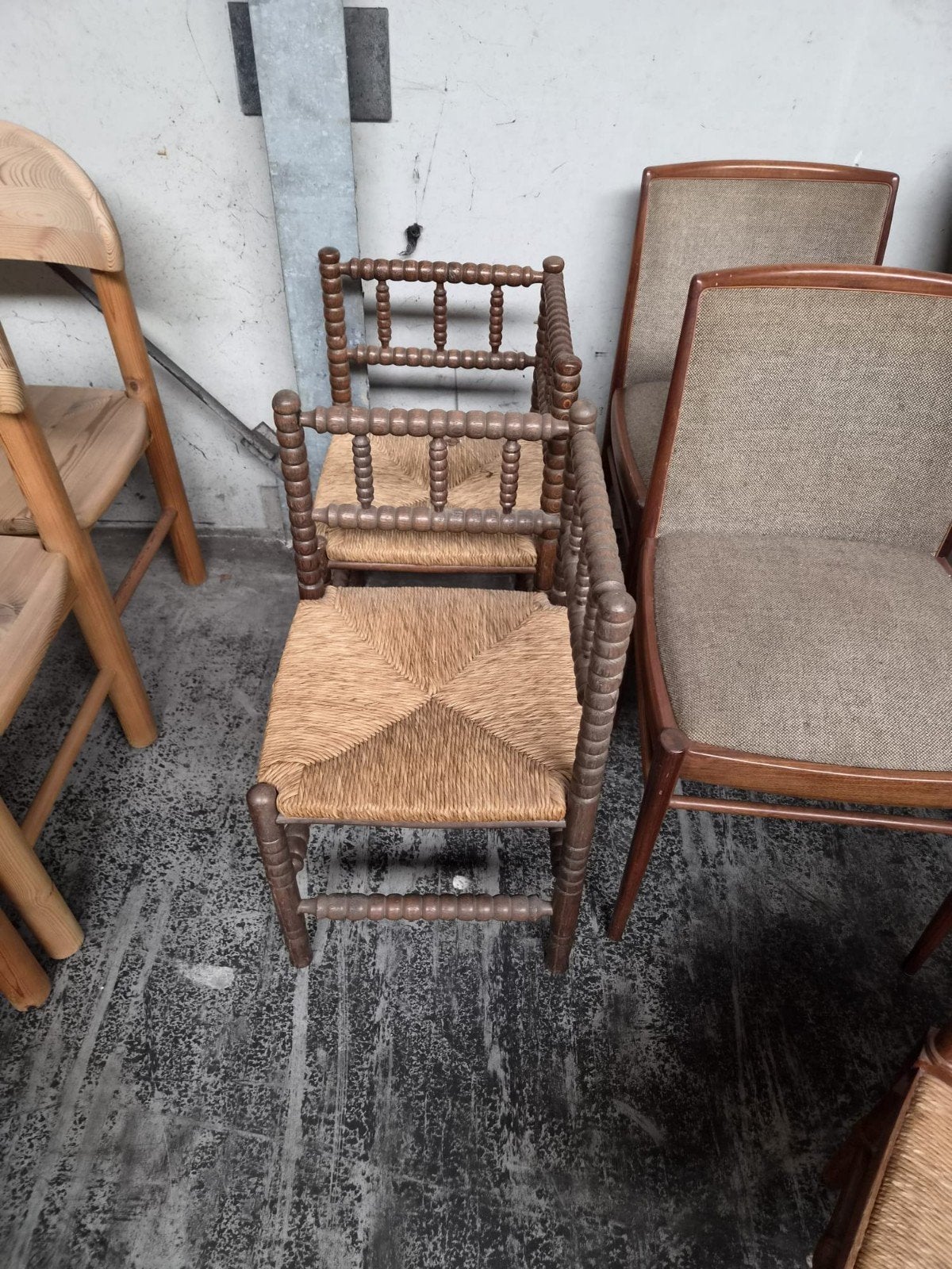 Vintage setgedraaide houten hoekstoelen met spijlen, Ophalen
