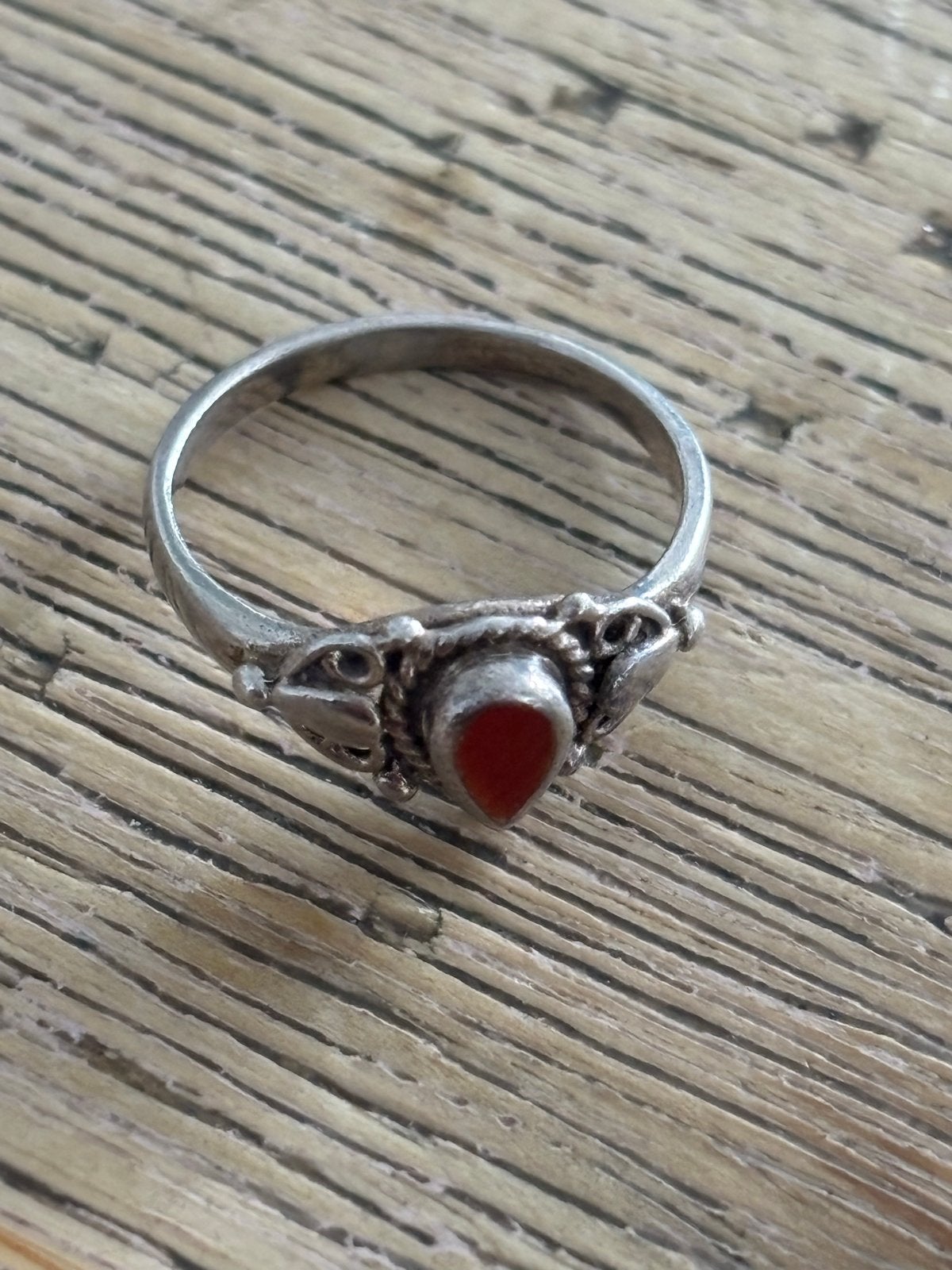 Schattig vintage zilveren ringetje met rode steen, Sieraden, Tassen en Uiterlijk, Ophalen of Verzenden, Met edelsteen, Dame, Rood