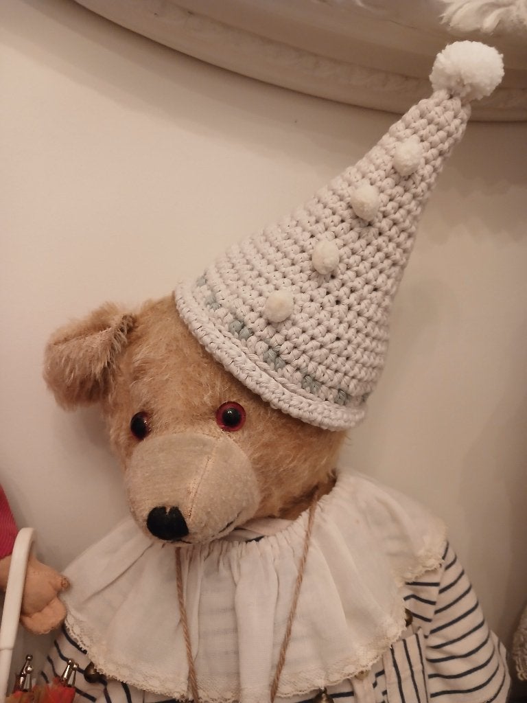 gehaakte puntmuts met pompoms voor pop of beer., Verzamelen, Ophalen of Verzenden, Zo goed als nieuw, Kleertjes