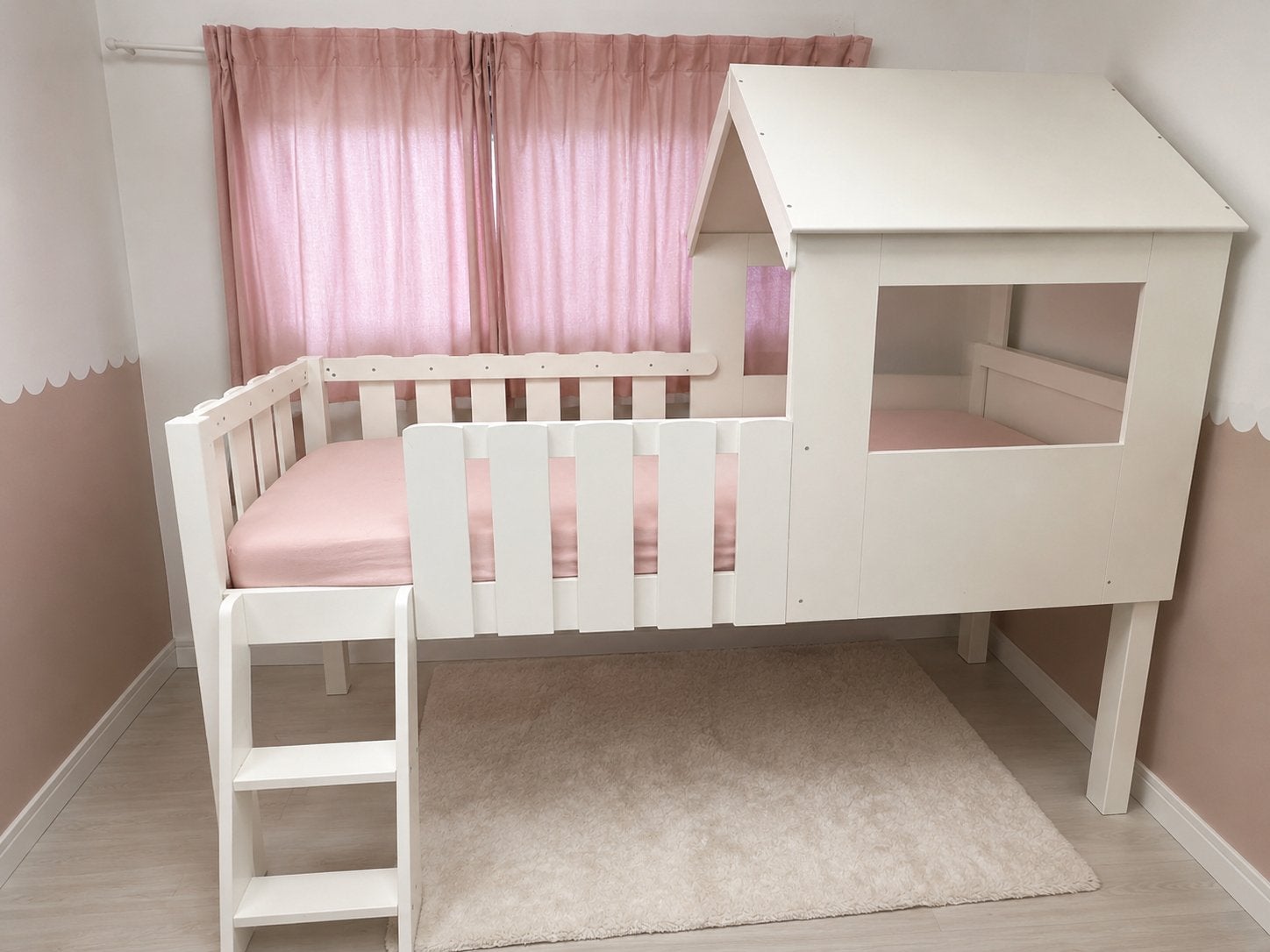 Wit kinderbed met huisje - Hoogslaper, Ophalen, Eenpersoons, 160 tot 180 cm, Zo goed als nieuw