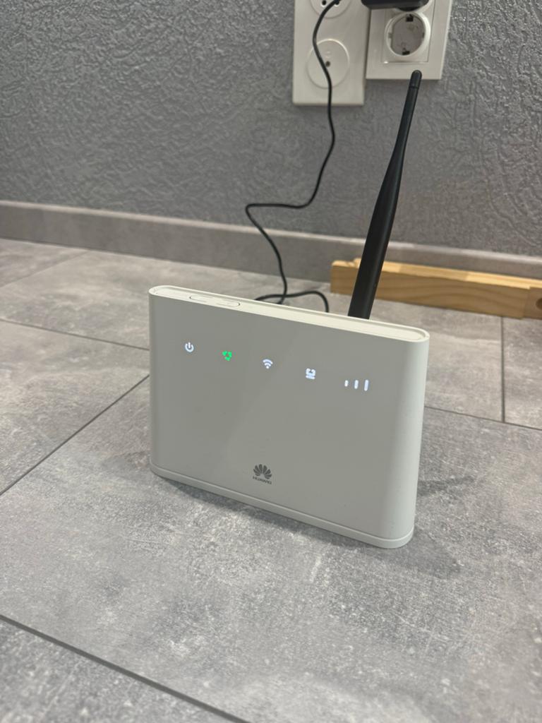 Huawei 4G Router B311-221 Simkaart Router, Computers en Software, Routers en Modems, Ophalen of Verzenden, Zo goed als nieuw, Router