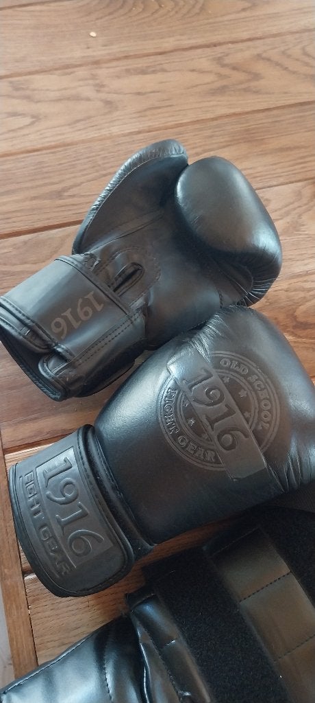 Kickbox box handschoenen en beenbeschermers, Ophalen, Zo goed als nieuw, Bokshandschoenen
