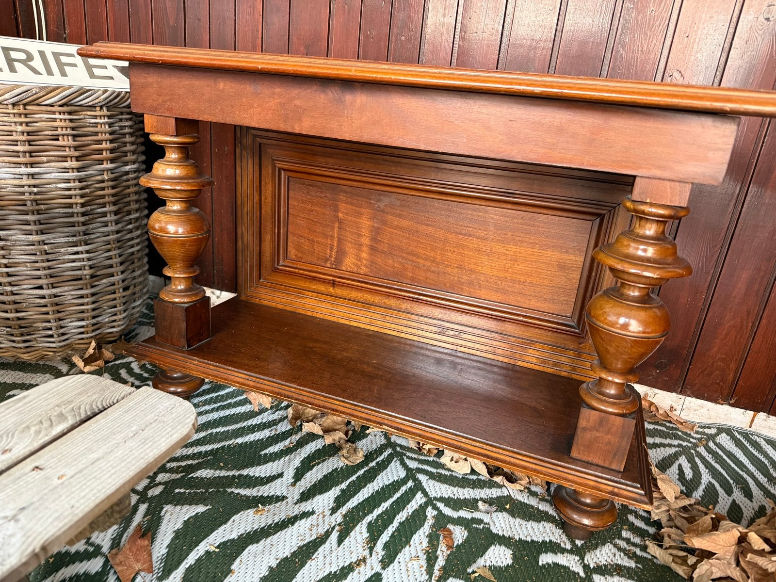 Antieke houten sidetable met gedraaide poten, Ophalen