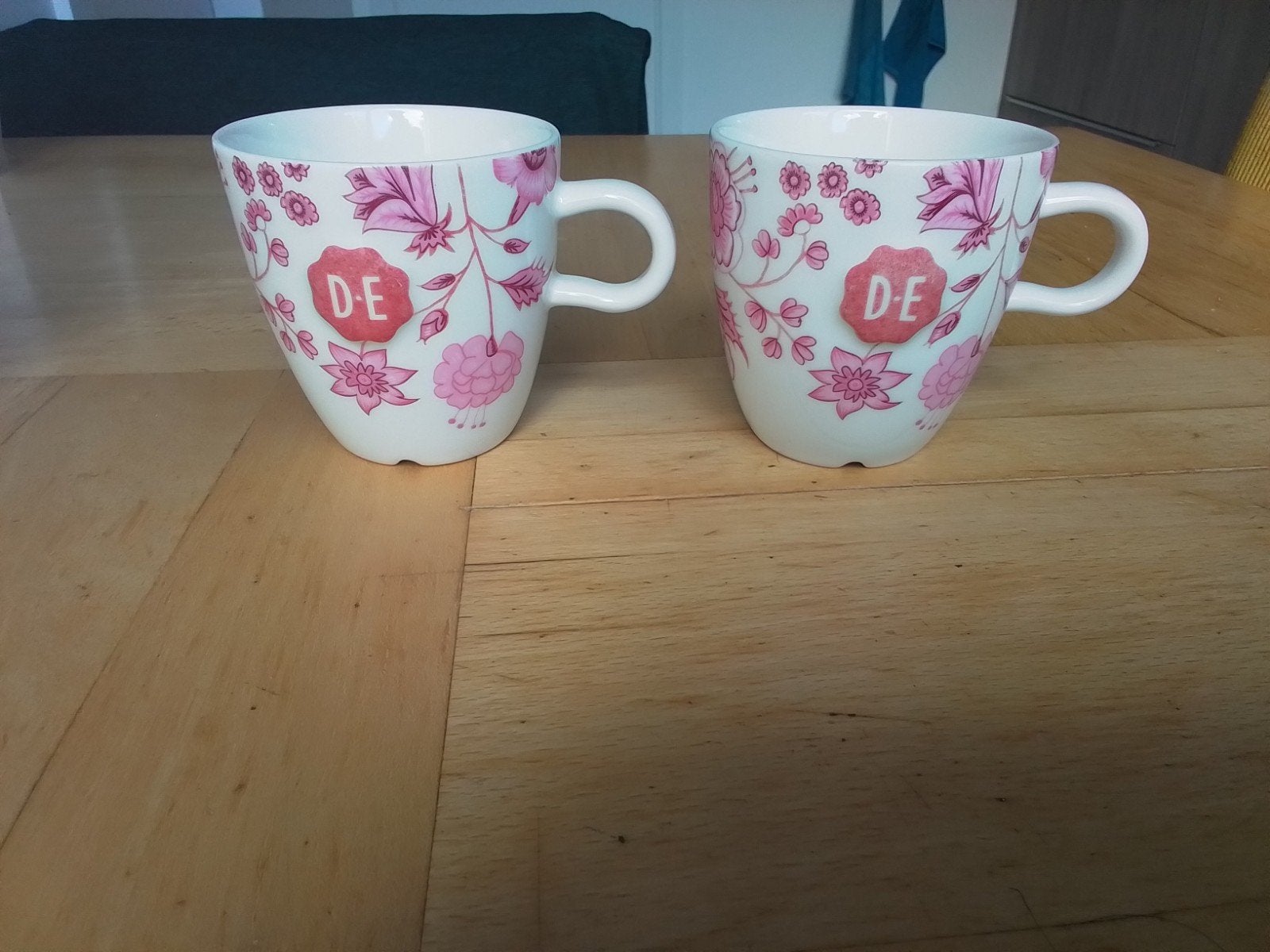 2x Douwe Egberts koffiemokken - Roze bloemenpatroon, Ophalen of Verzenden, Zo goed als nieuw, Overige stijlen