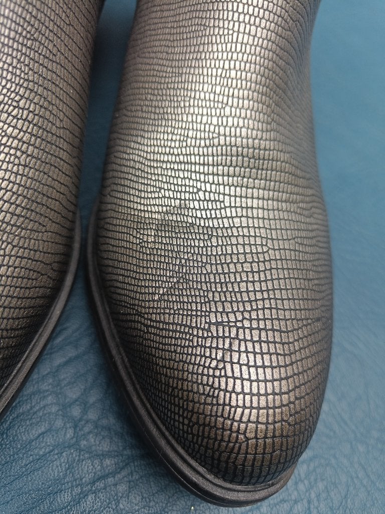 Halfhoge laarzen met metallic slangmotief - 41, Kleding | Dames, Zwart, Lage of Enkellaarzen, Ophalen of Verzenden, Zo goed als nieuw