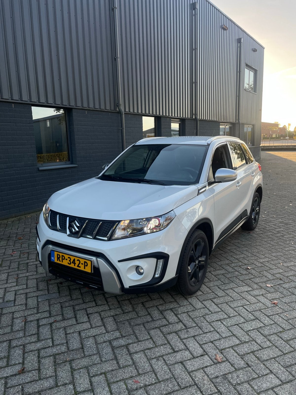 Suzuki Vitara 1.4 Boosterjet 140pk 2WD Aut 2018 Wit, Auto's, Zwart, 4 cilinders, 400 kg, Leder en Stof